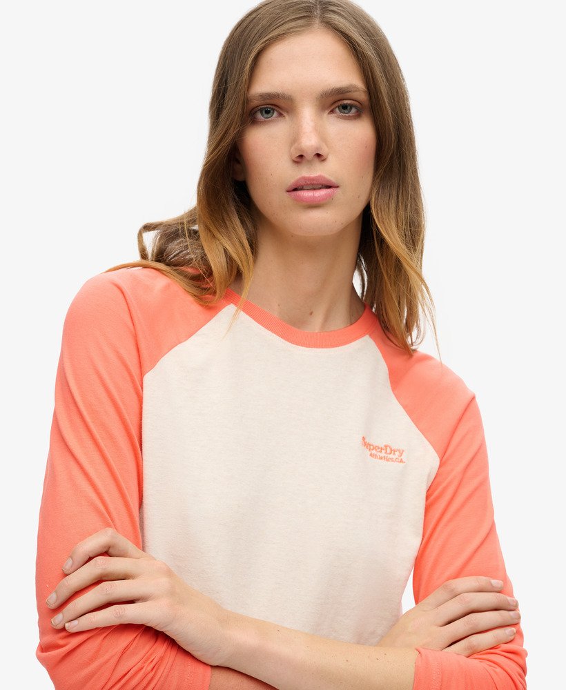 camiseta de beisebol de manga comprida com logo essencial na cor fusion corallight oat mescl.