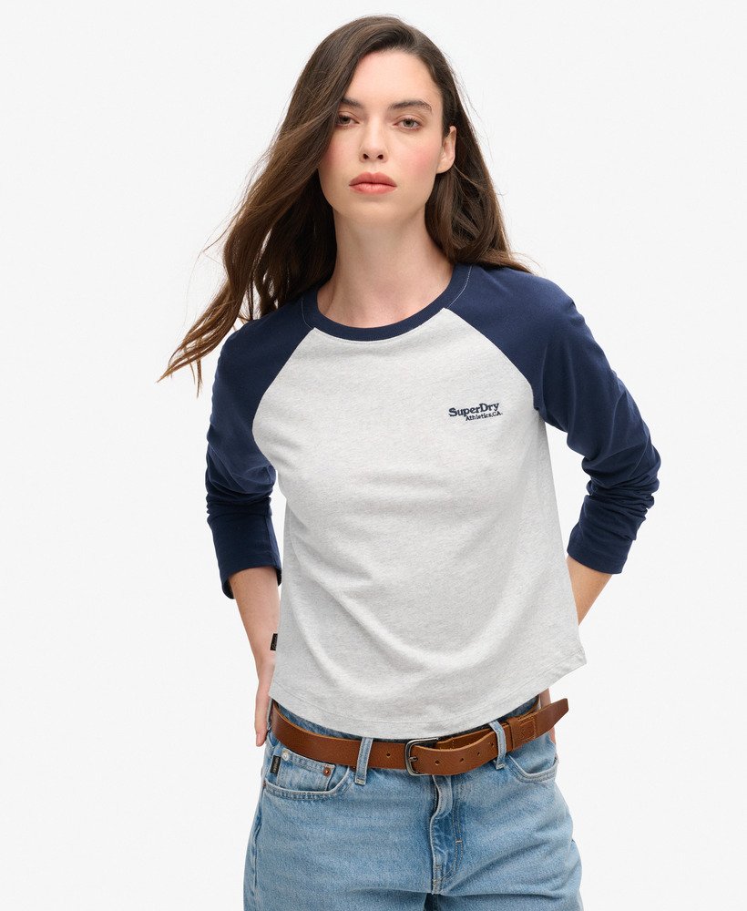 camiseta de beisebol de manga comprida com logo essencial na cor azul marinho intensocinza glaciar mesclado.