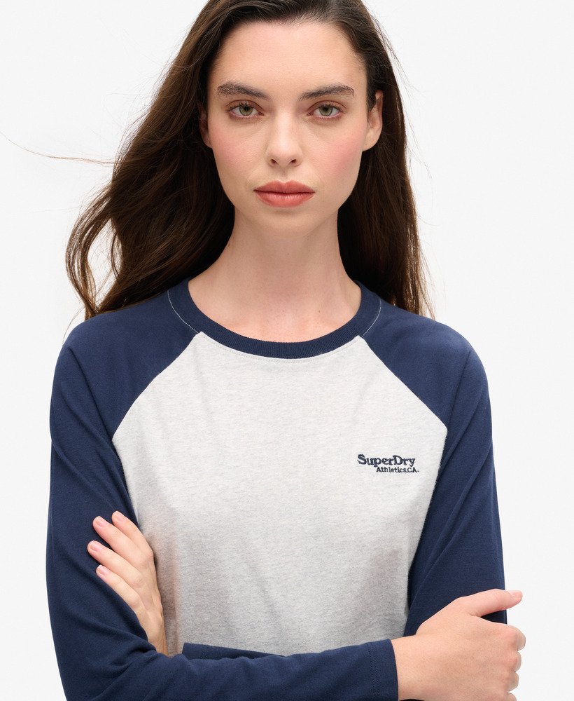 camiseta de beisebol de manga comprida com logo essencial na cor azul marinho intensocinza glaciar mesclado.