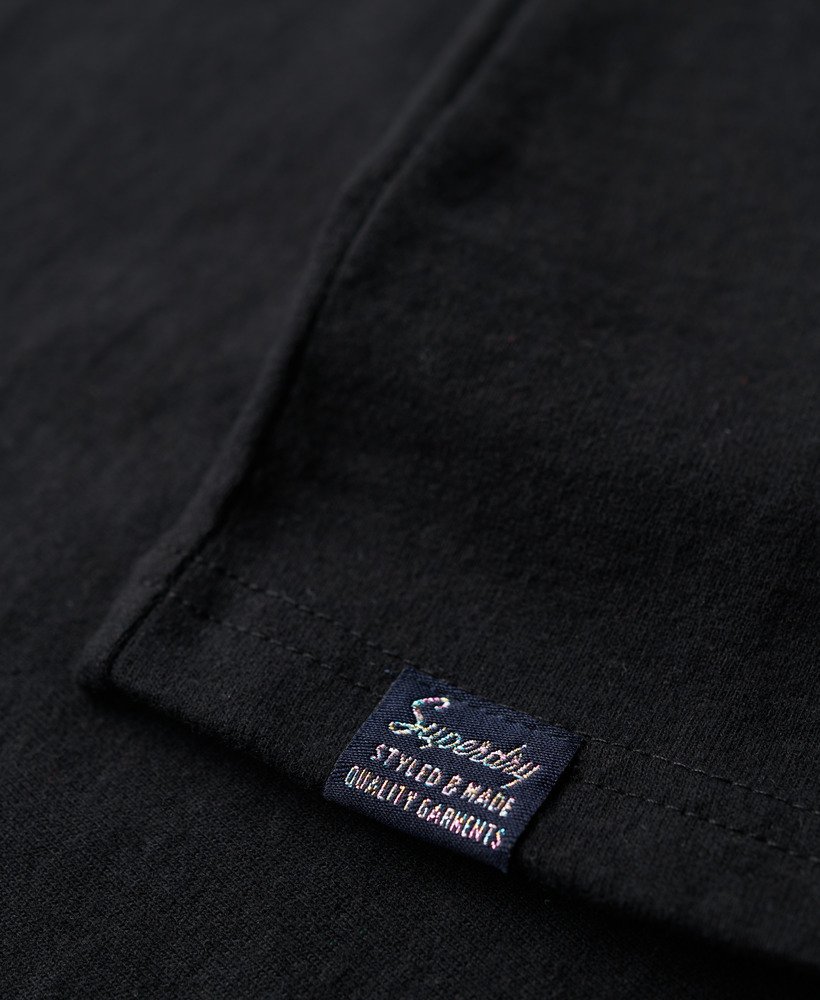 regata retrô com detalhes brilhantes e modelagem slim na cor preto mesclado.