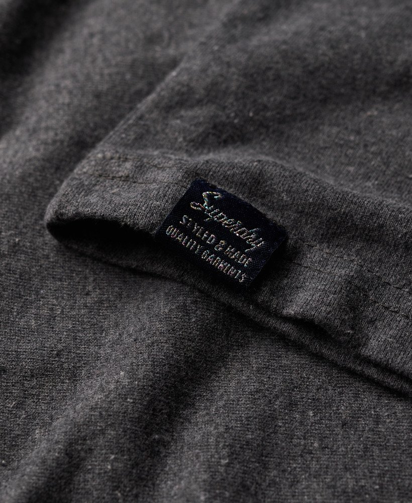 regata retrô com detalhes bordados e modelagem slim na cor cinza granito mesclado.