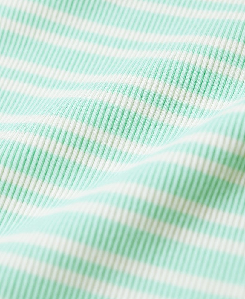 regata esportiva essential logo com listras em verde-água.