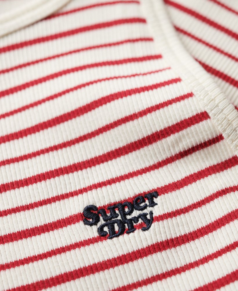 regata estilo racer com logo essencial e listras vermelhas.