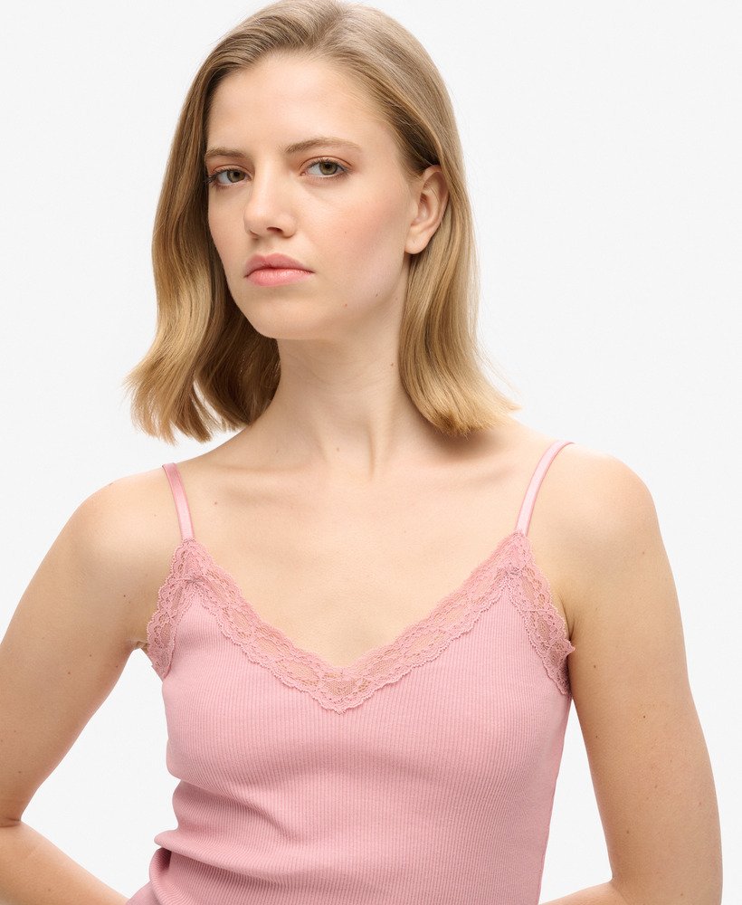 top esportivo básico com detalhes em renda na cor rosa claro.