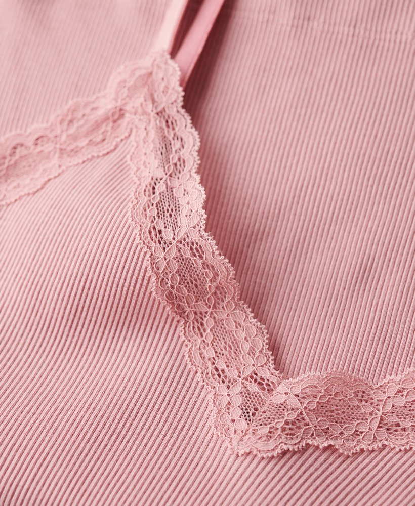 top esportivo básico com detalhes em renda na cor rosa claro.
