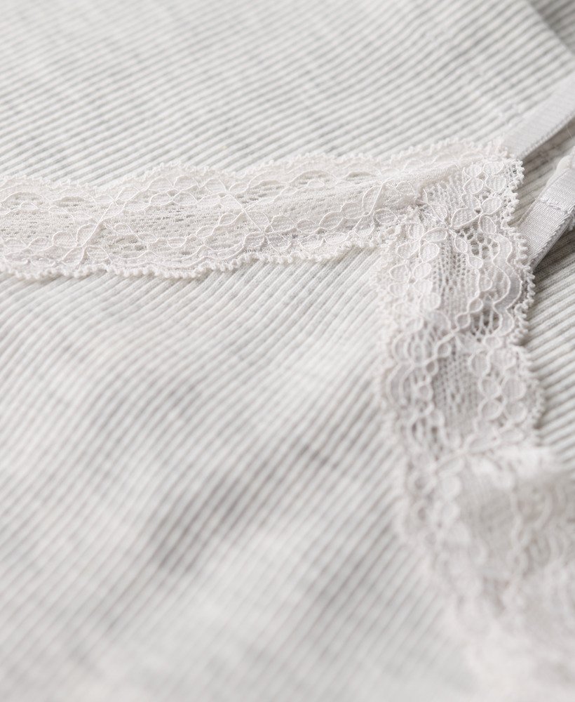 top esportivo básico com detalhes em renda na cor mescla clara.