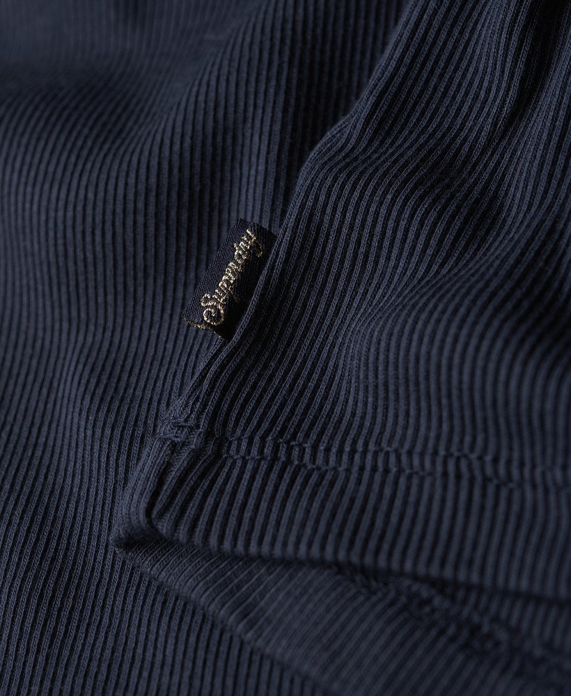 top de alcinha esportivo essencial com detalhes em renda na cor azul marinho mais intenso.