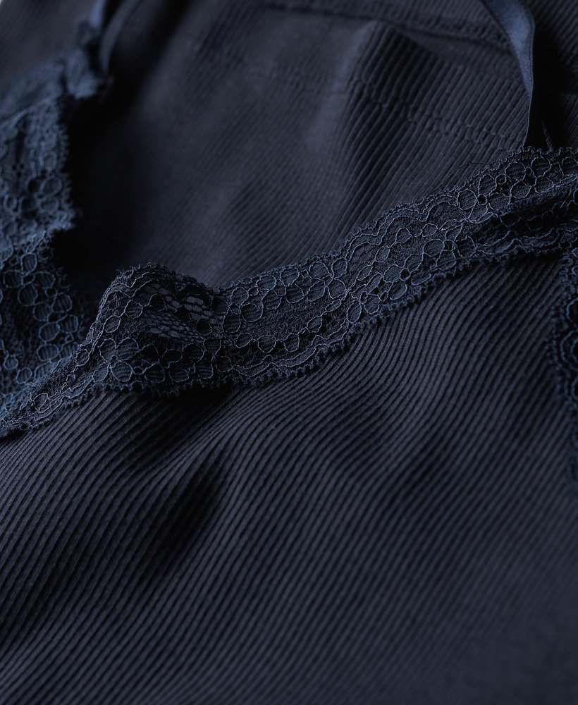 top de alcinha esportivo essencial com detalhes em renda na cor azul marinho mais intenso.