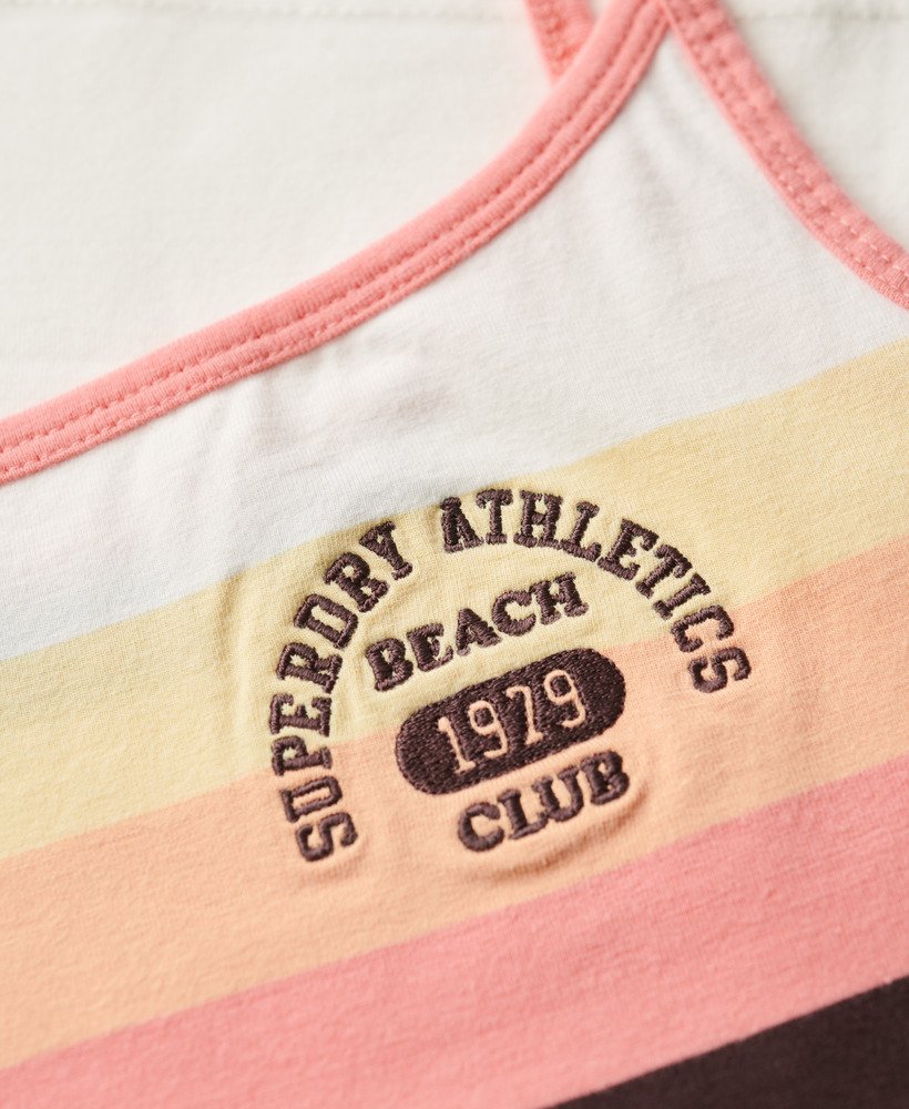 regata esportiva essentials com estampa listrada em coral ao pôr do sol.