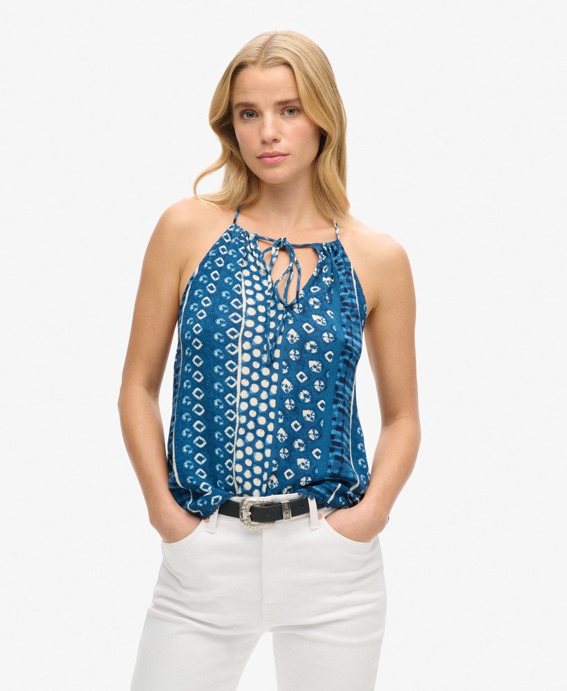 top de praia estampado com decote halter e borda azul shibori.