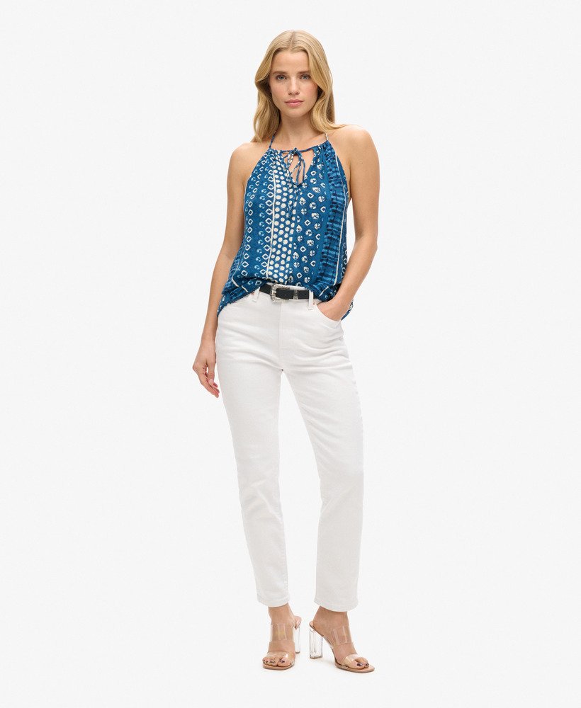 top de praia estampado com decote halter e borda azul shibori.