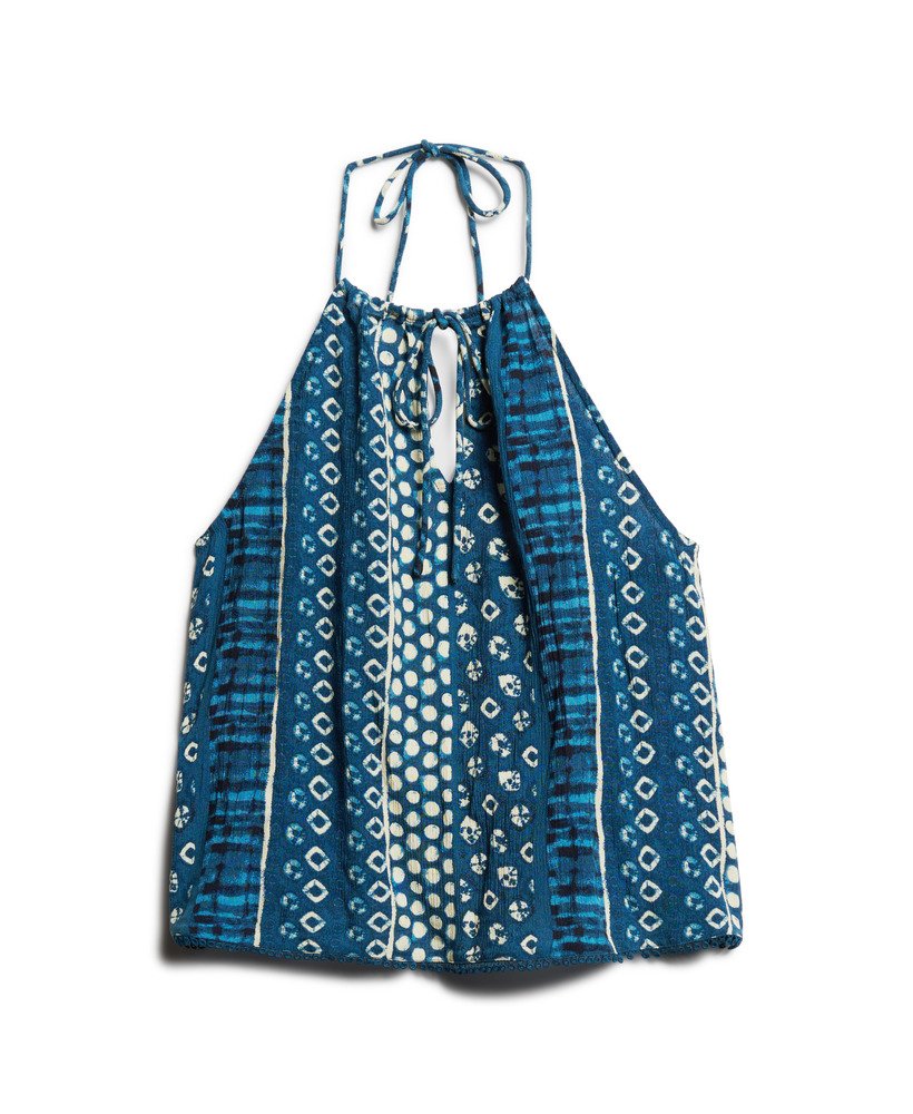 top de praia estampado com decote halter e borda azul shibori.