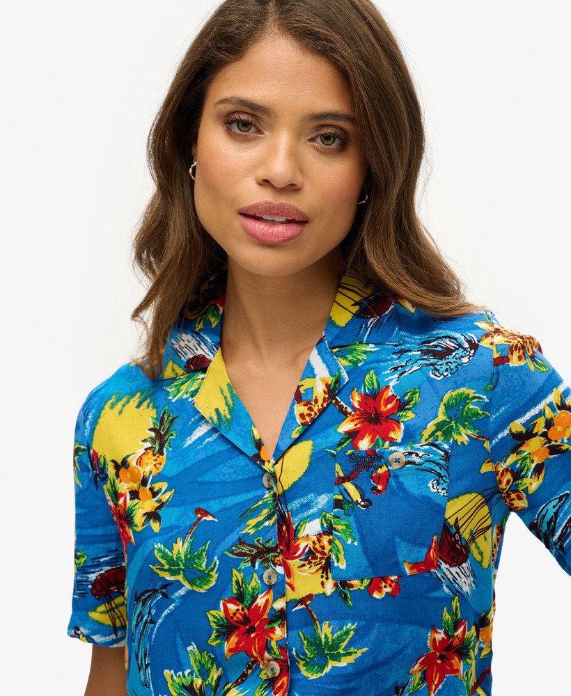 camisa resort de praia em azul golfinho oceano