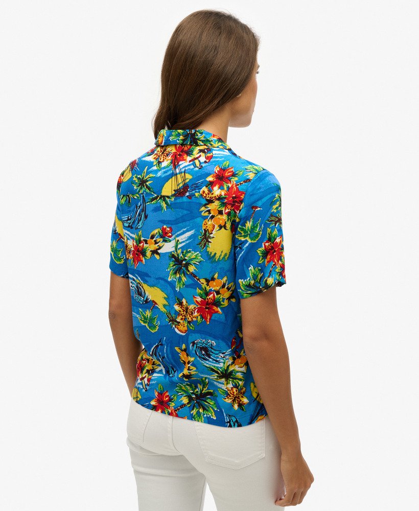 camisa resort de praia em azul golfinho oceano