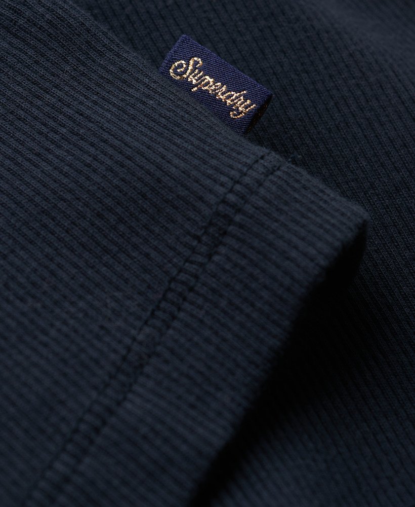 regata athletic essentials com botões na cor azul marinho eclipse