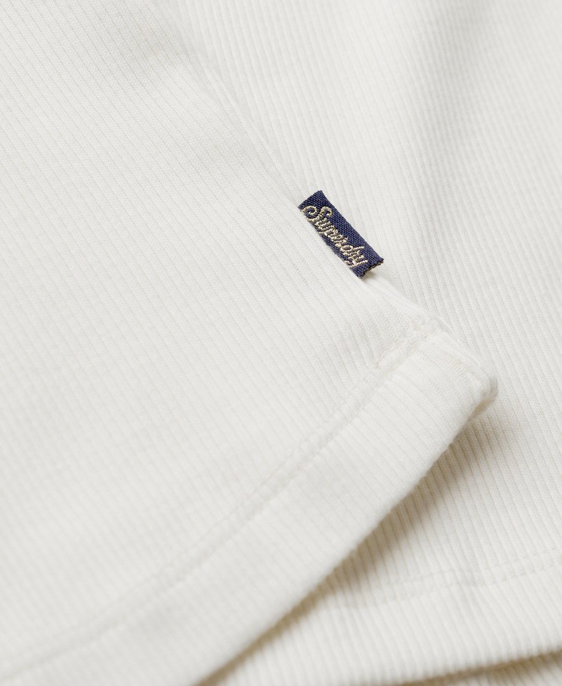 regata esportiva com botões na cor off white