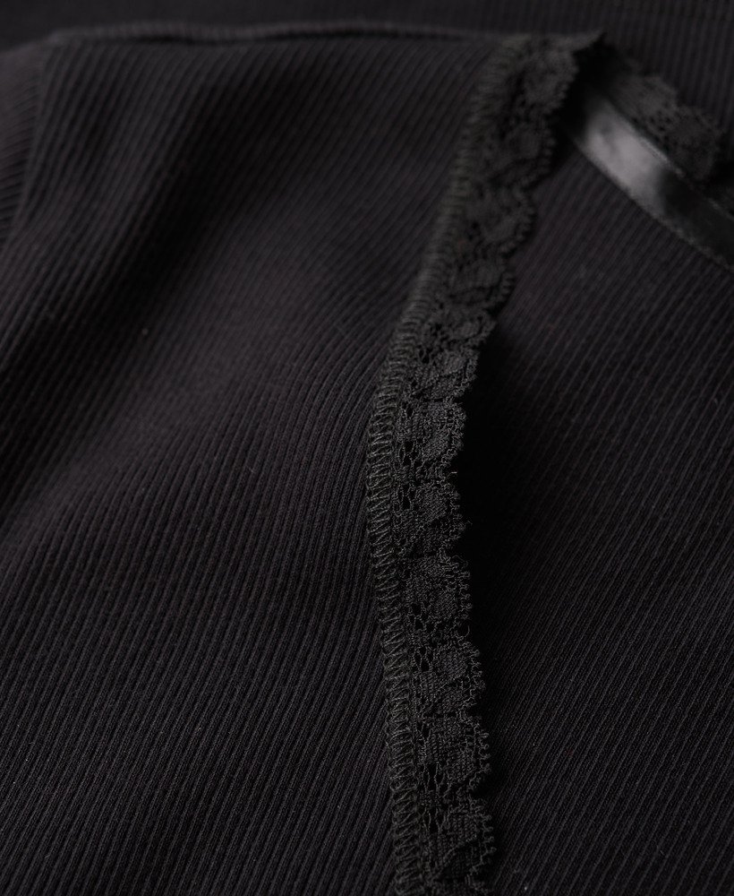 top esportivo com decote em v e detalhes em renda na cor preta.