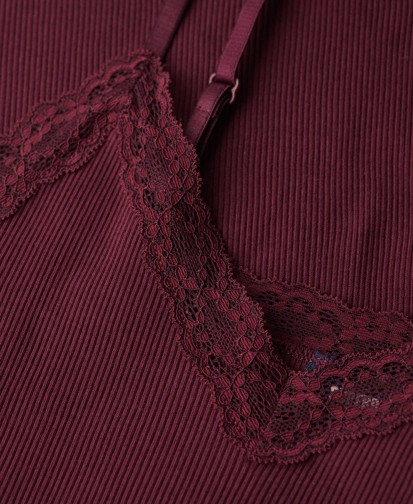 top esportivo básico com detalhes em renda na cor vermelho porto