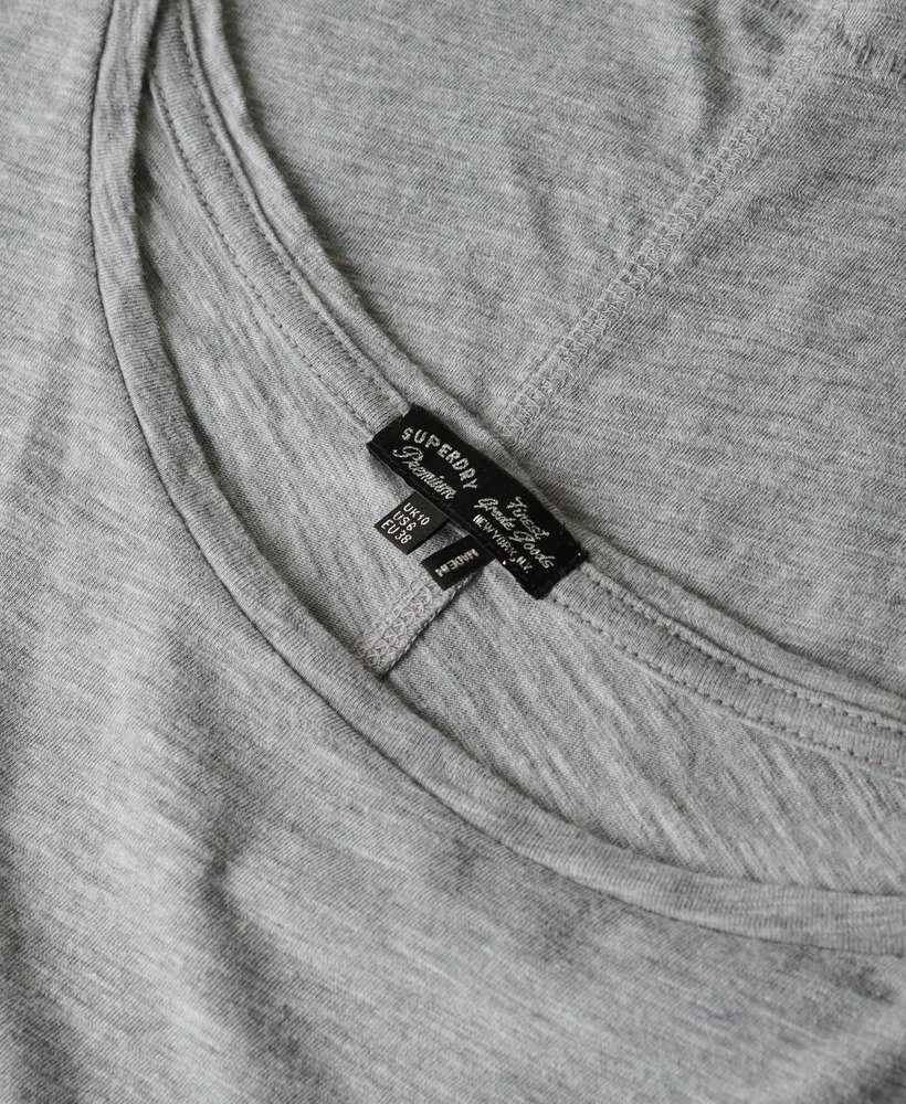 blusa de manga comprida em malha na cor cinza mesclado.