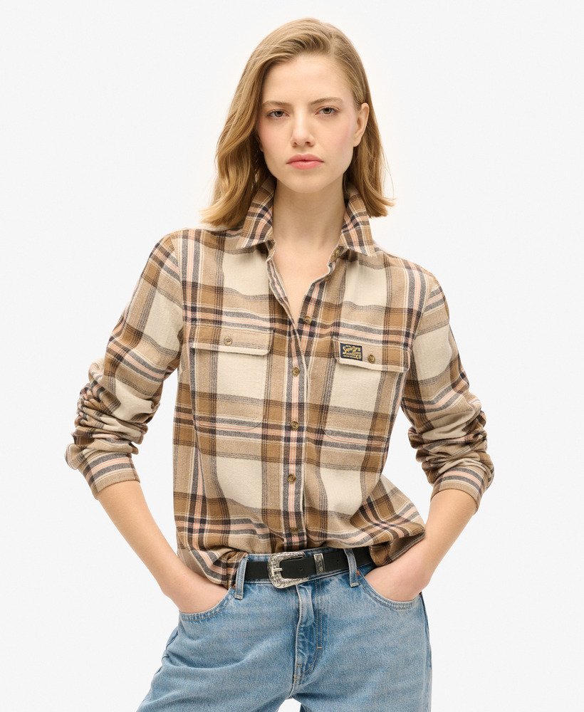 camisa de flanela xadrez lenhador em tons de bege e creme.