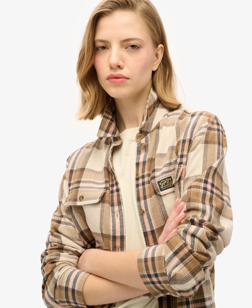 camisa de flanela xadrez lenhador em tons de bege e creme.
