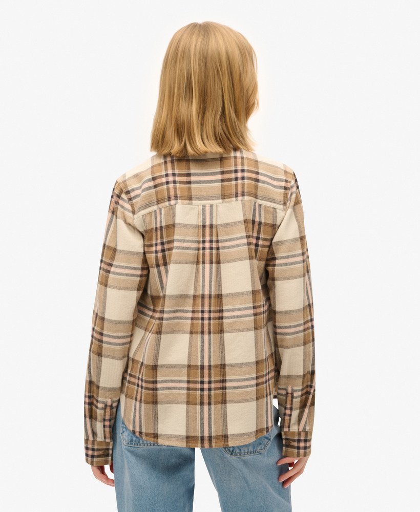 camisa de flanela xadrez lenhador em tons de bege e creme.