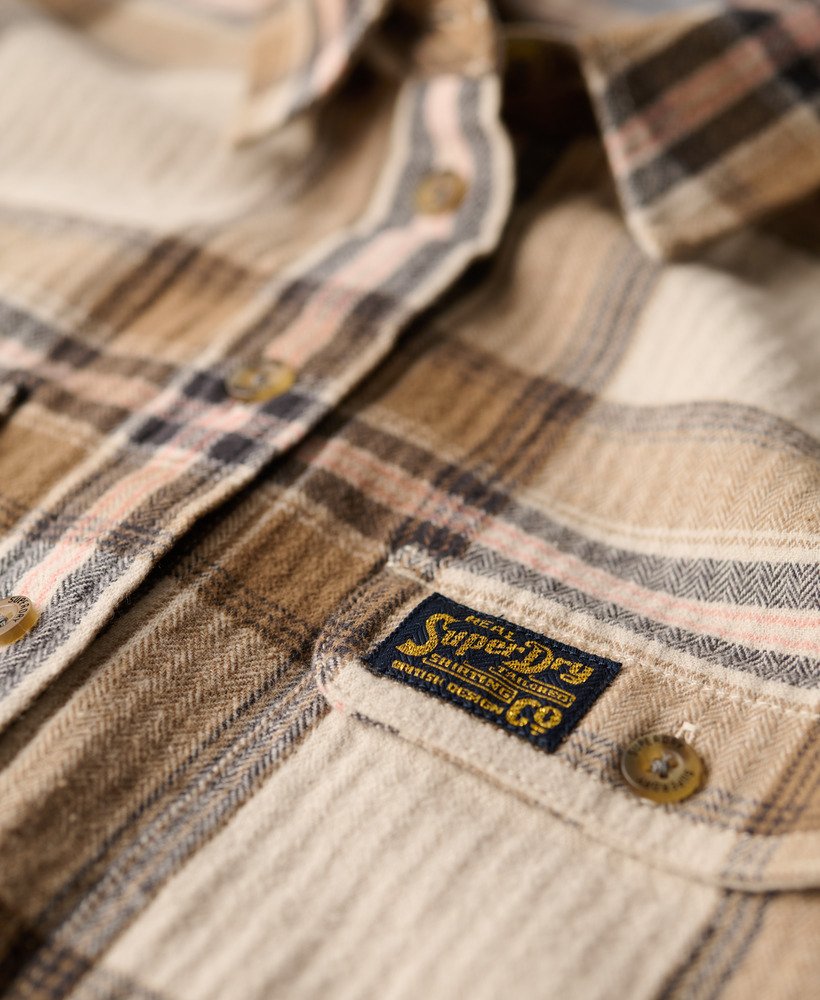 camisa de flanela xadrez lenhador em tons de bege e creme.