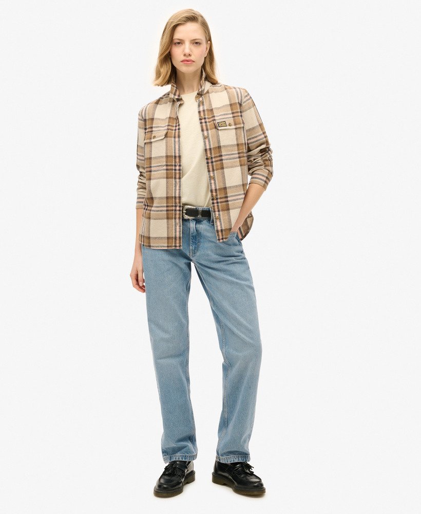 camisa de flanela xadrez lenhador em tons de bege e creme.