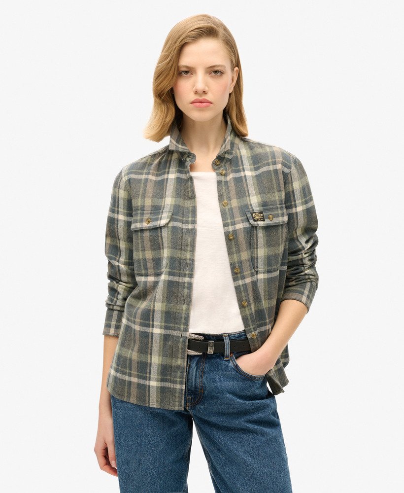 camisa de flanela xadrez lenhador em tons de cáqui e cinza.