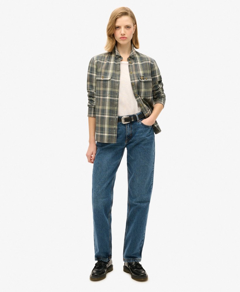 camisa de flanela xadrez lenhador em tons de cáqui e cinza.
