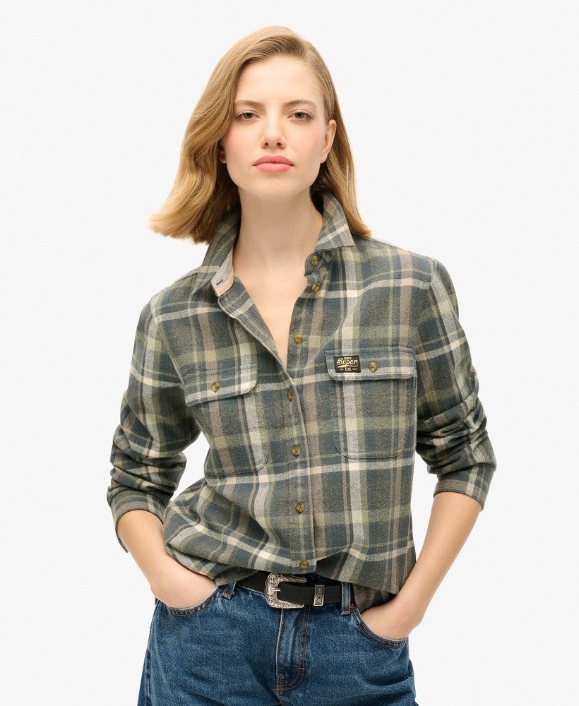 camisa de flanela xadrez lenhador em tons de cáqui e cinza.