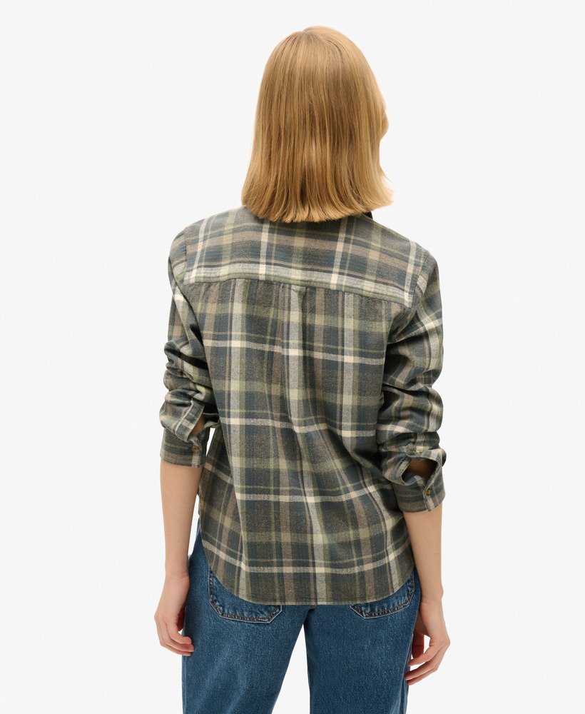 camisa de flanela xadrez lenhador em tons de cáqui e cinza.
