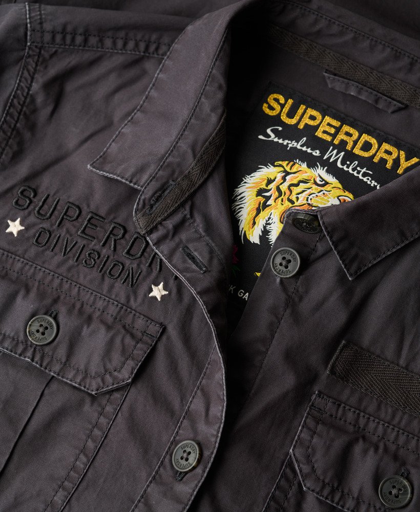 camisa militar em blackboard