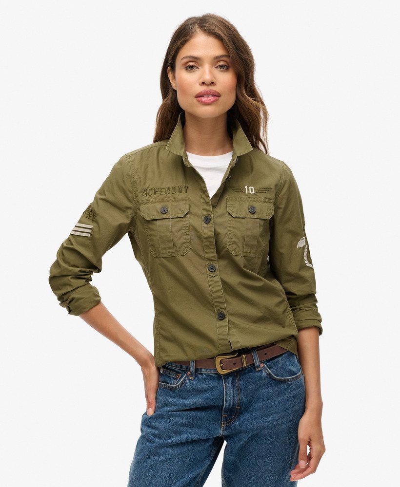 camisa militar na cor verde-oliva queimado