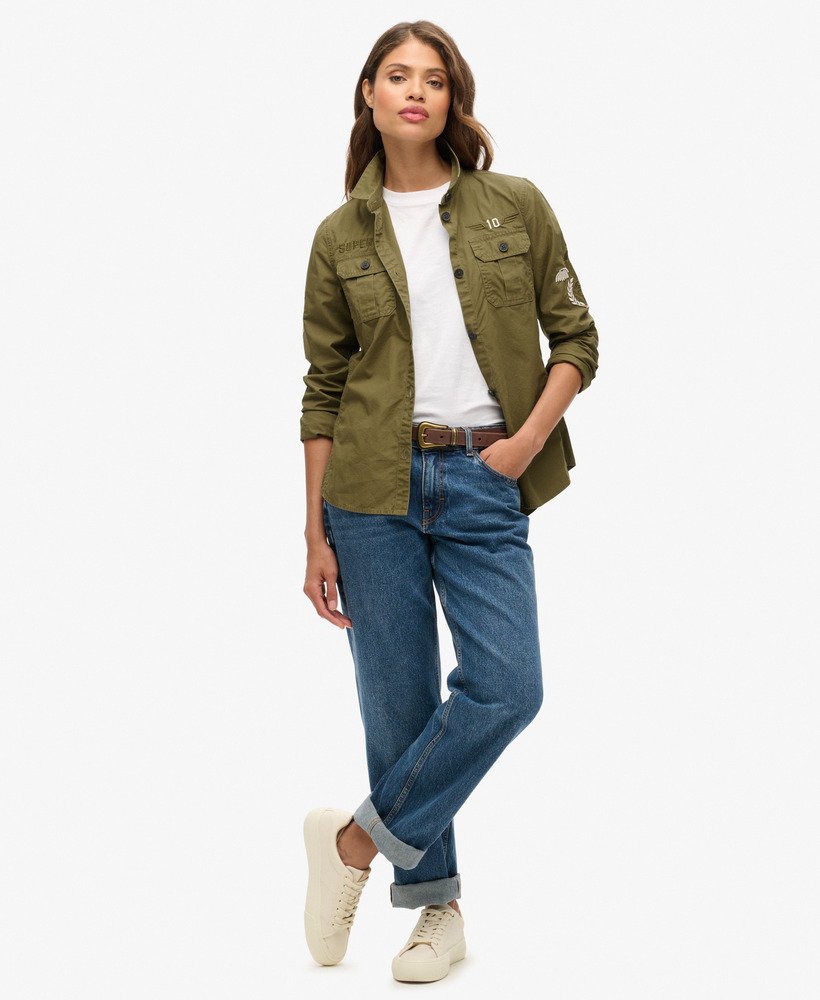 camisa militar na cor verde-oliva queimado