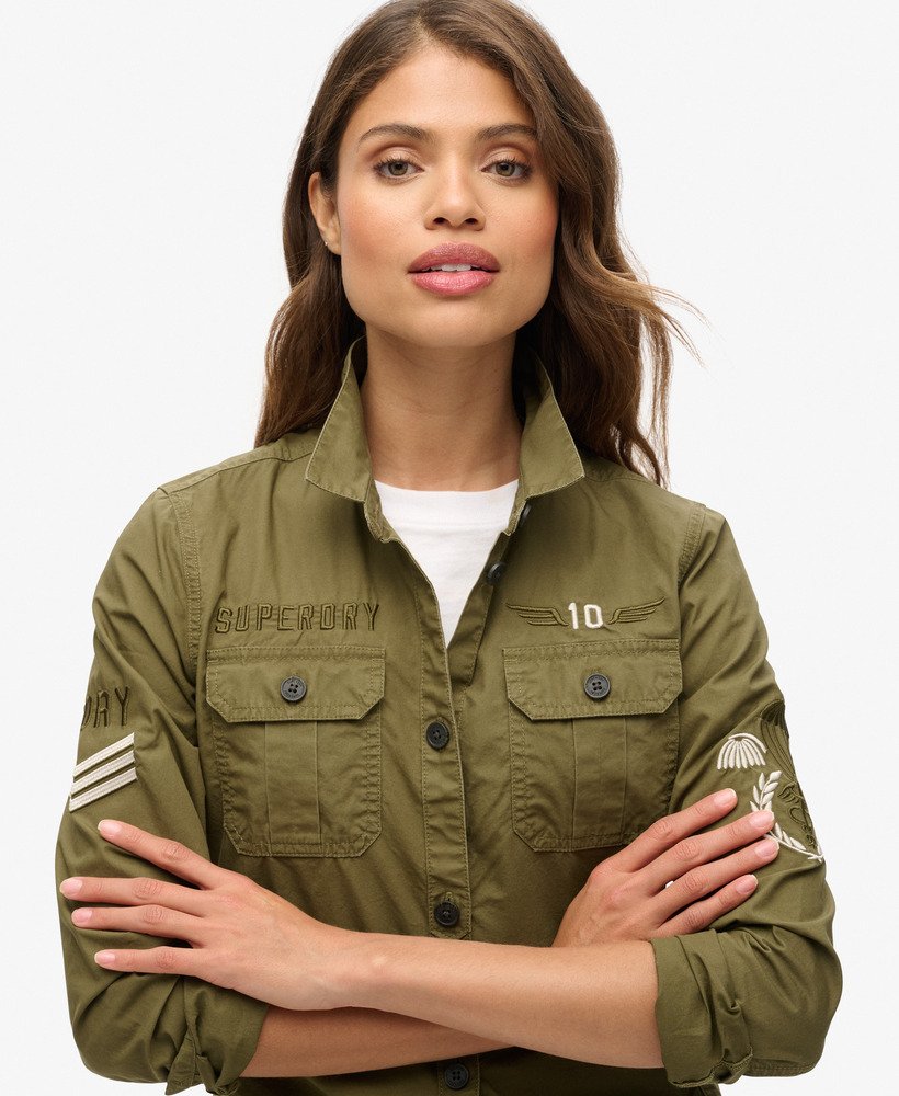 camisa militar na cor verde-oliva queimado