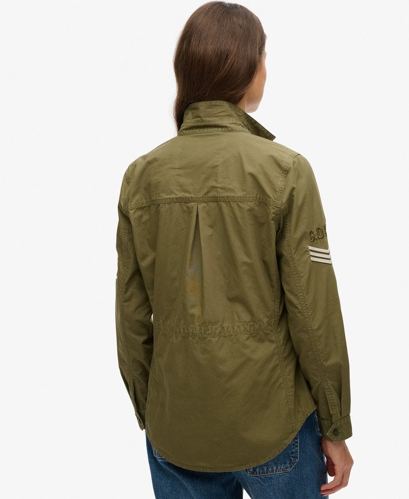 camisa militar na cor verde-oliva queimado
