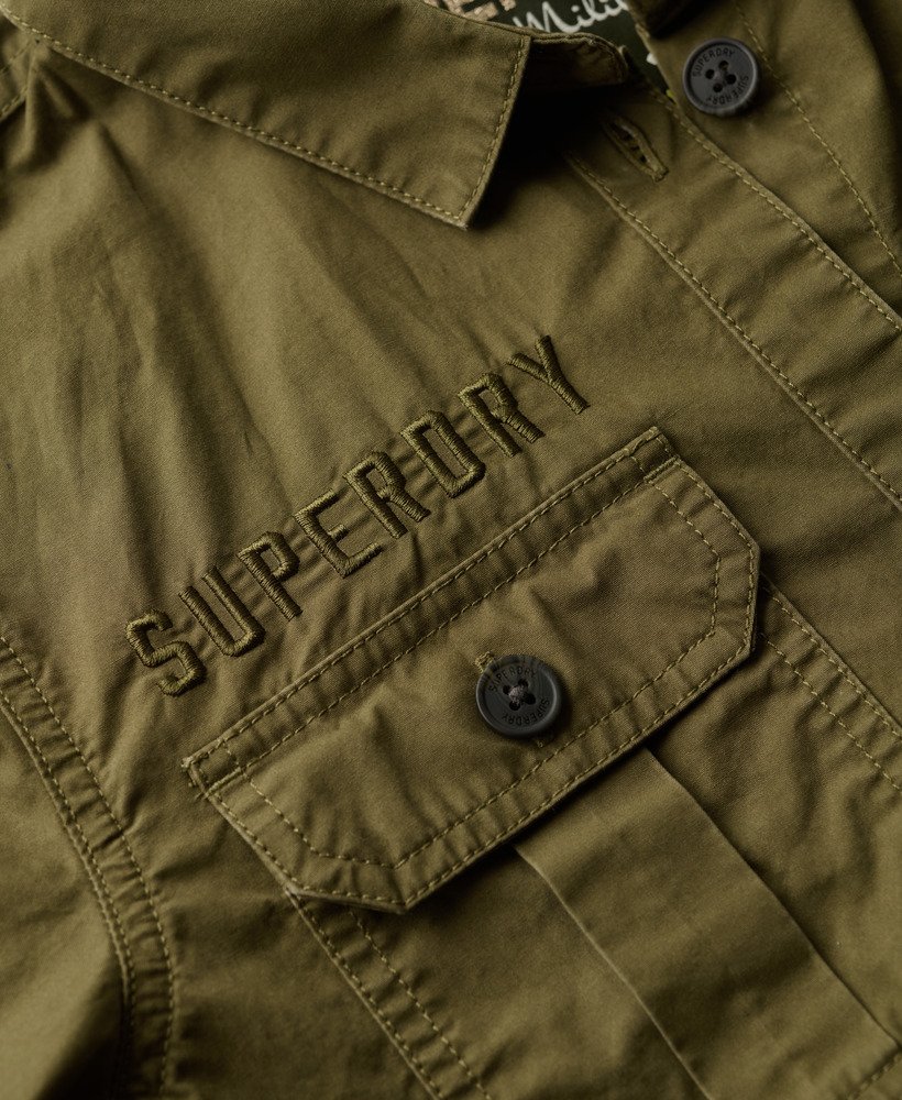 camisa militar na cor verde-oliva queimado