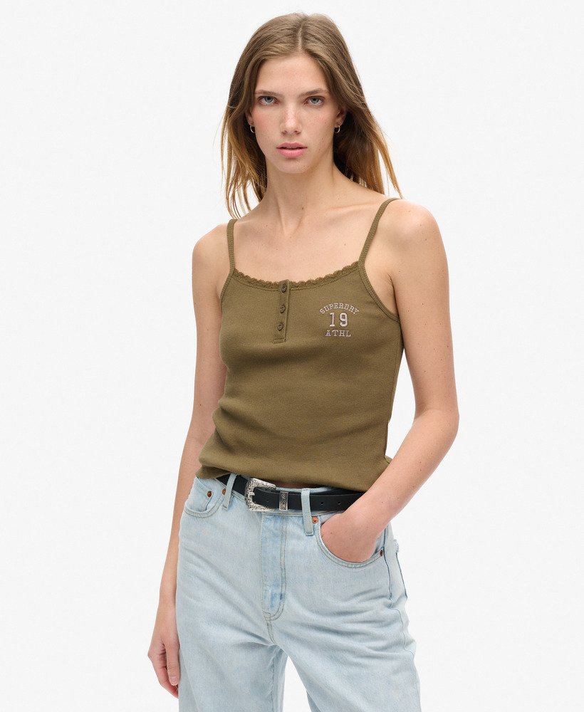 camiseta regata esportiva essencial com estampa de botões na cor verde-escura faia.