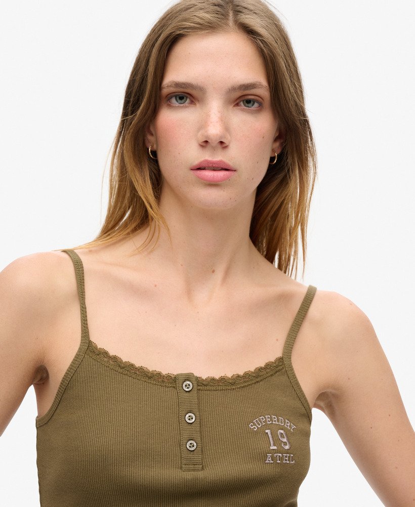 camiseta regata esportiva essencial com estampa de botões na cor verde-escura faia.