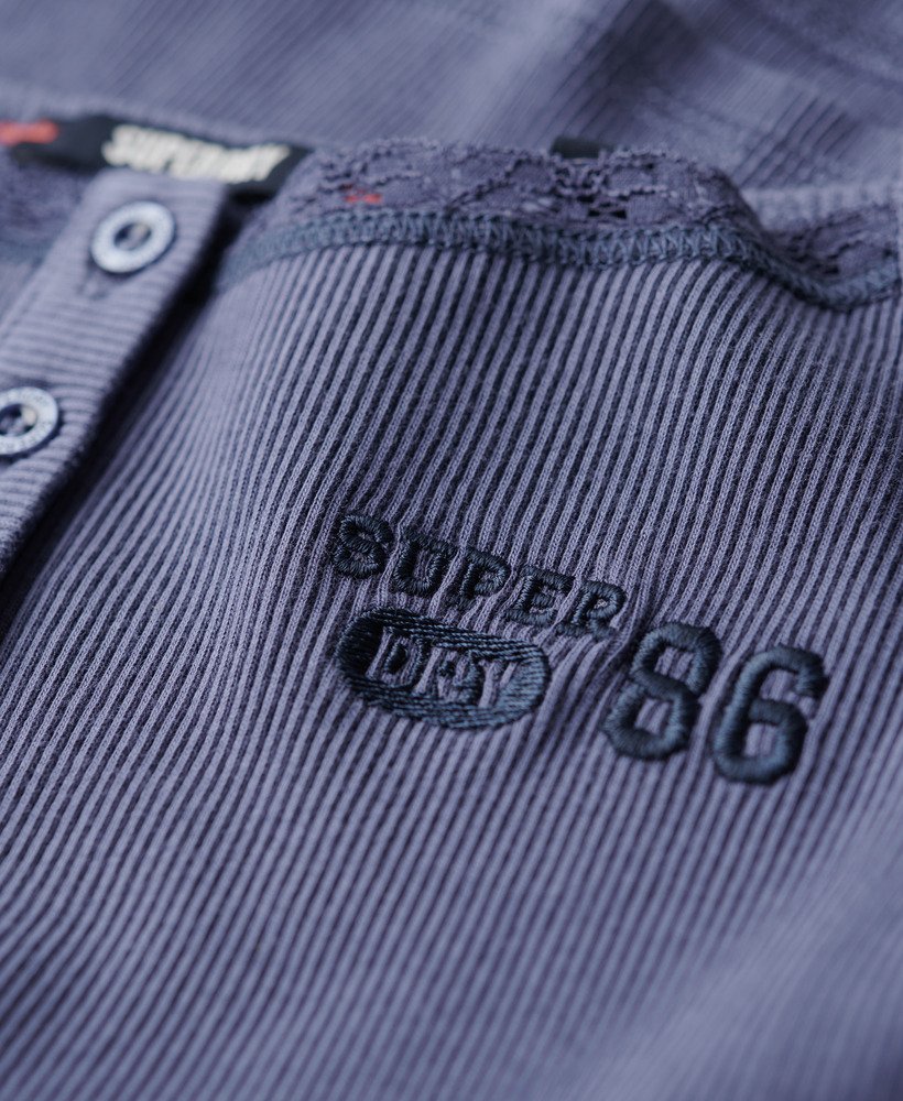 camiseta regata esportiva com estampa de botões na cor azul marinho.