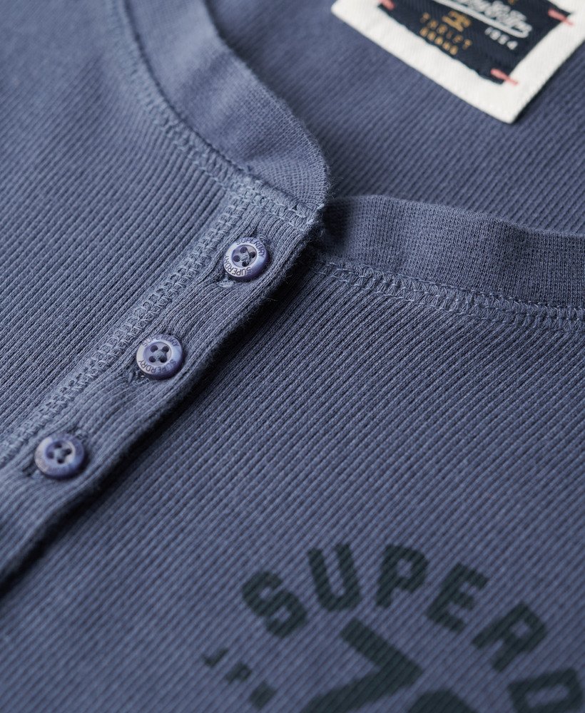 camisa esportiva de manga comprida com botões na cor azul marinho.
