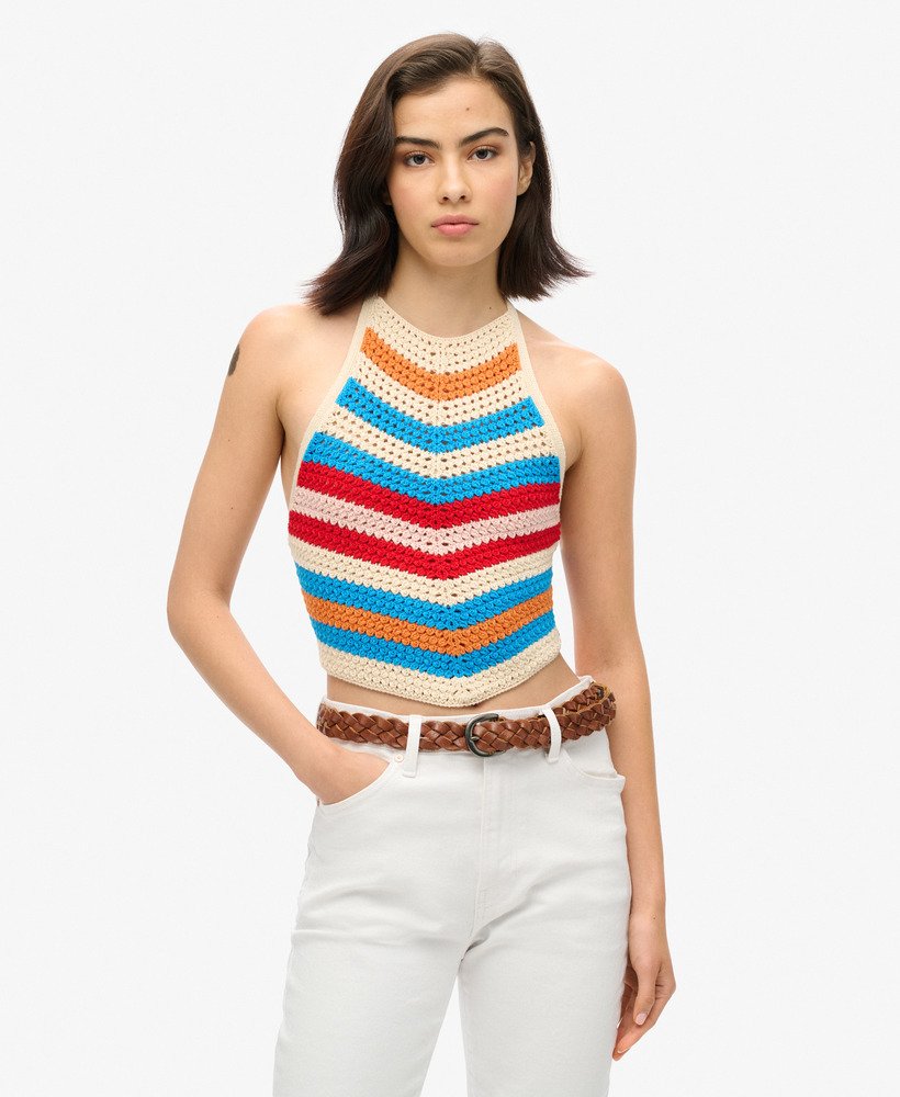 top de crochê com barra assimétrica e decote halter em tom creme com listras açucaradas.
