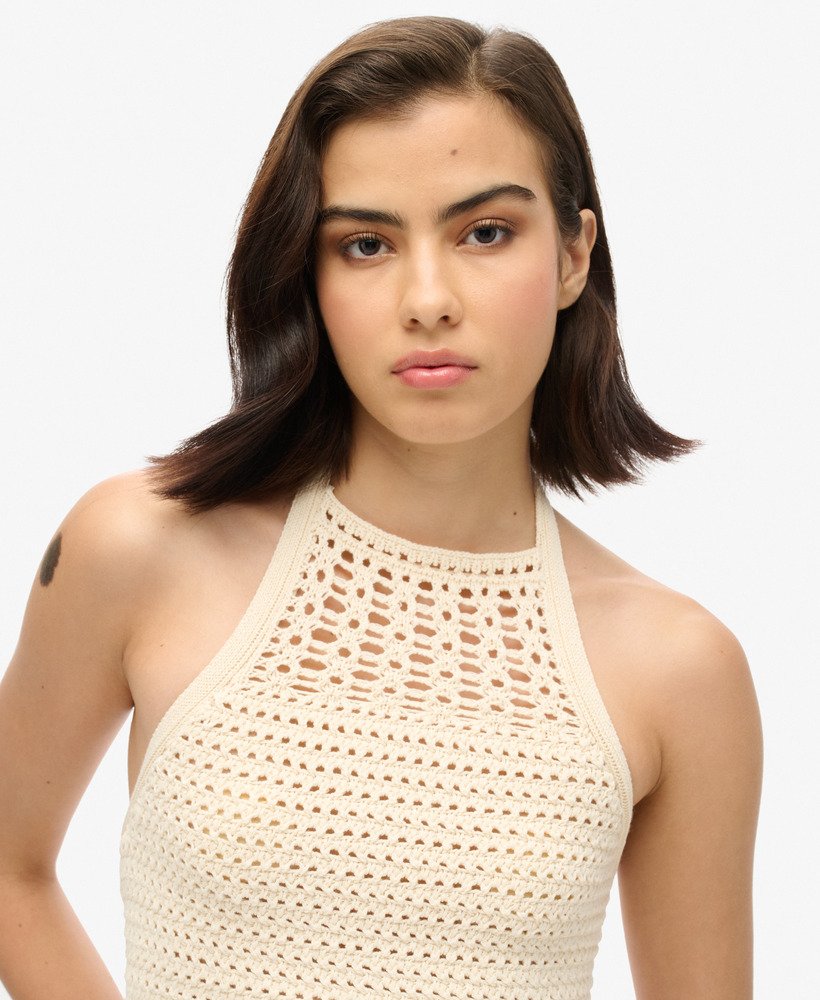 top cropped de crochê com decote halter na cor creme.