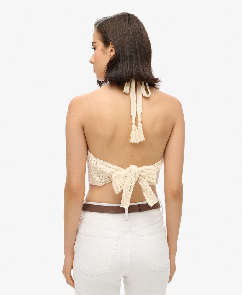 top cropped de crochê com decote halter na cor creme.
