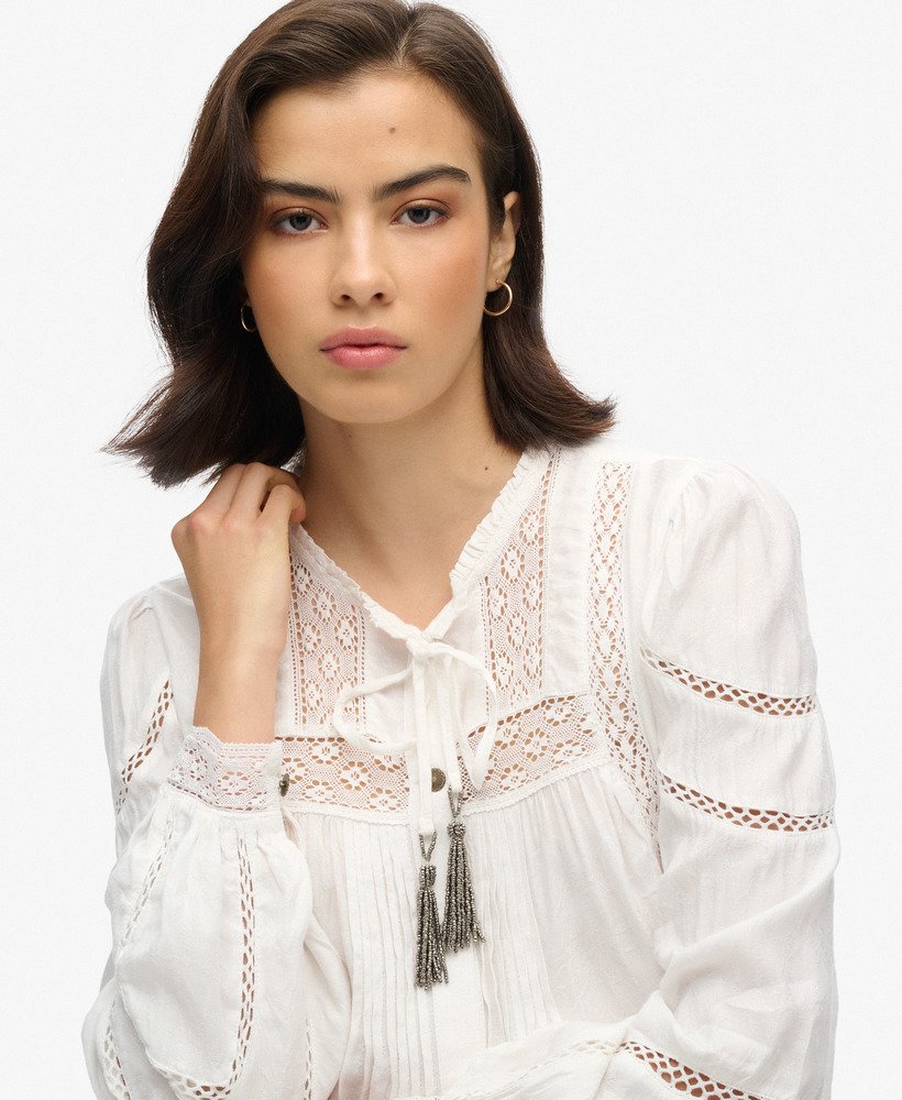 blusa de manga comprida em renda trançada na cor branco off-white.