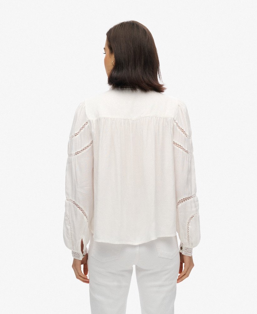 blusa de manga comprida em renda trançada na cor branco off-white.