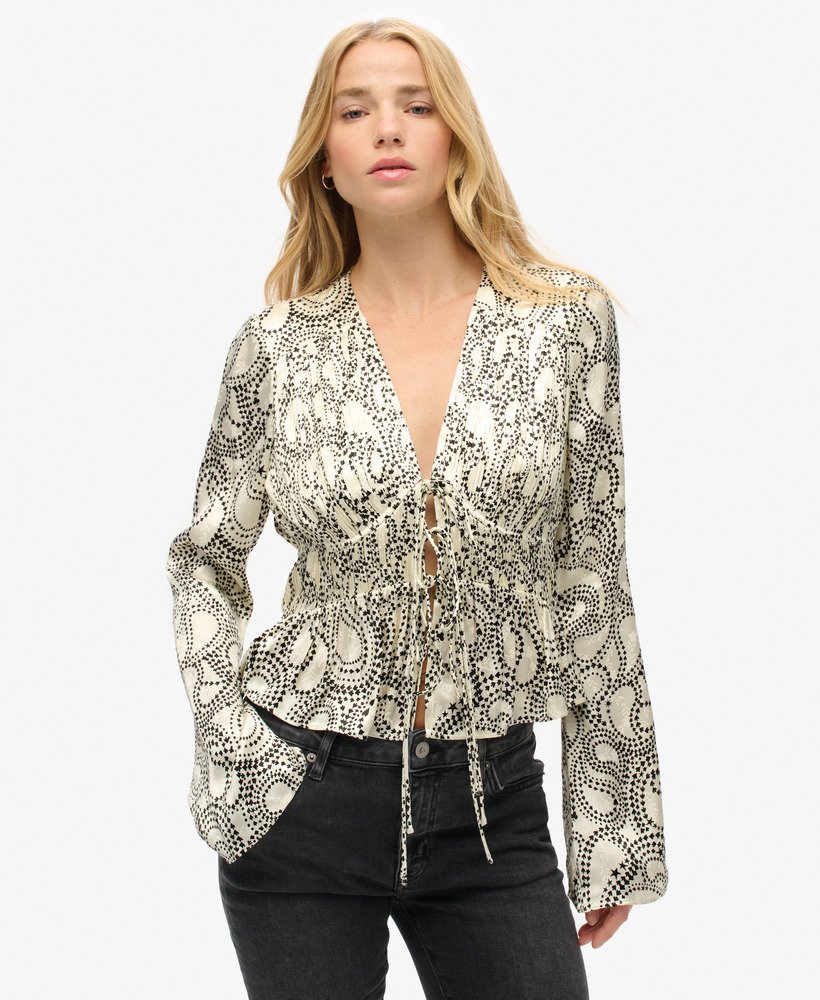 blusa plissada estilo anos 70 em tecido plano com estampa paisley de trevo.