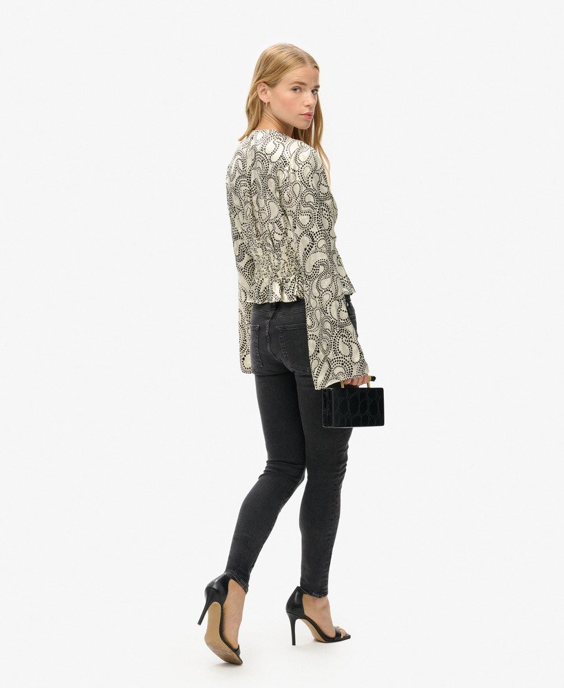 blusa plissada estilo anos 70 em tecido plano com estampa paisley de trevo.