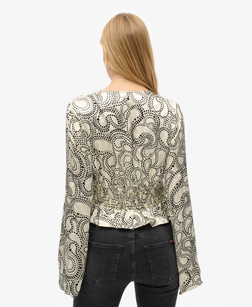 blusa plissada estilo anos 70 em tecido plano com estampa paisley de trevo.